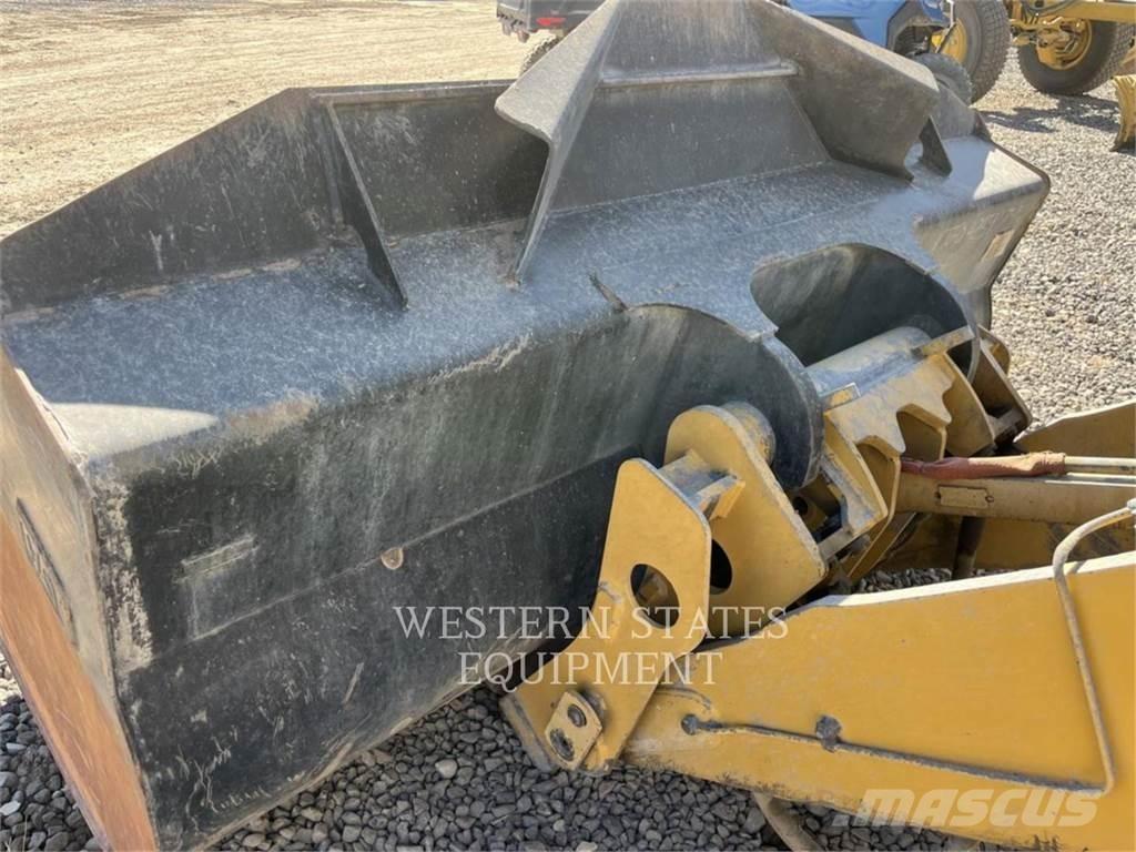 CAT 930M Pale gommate