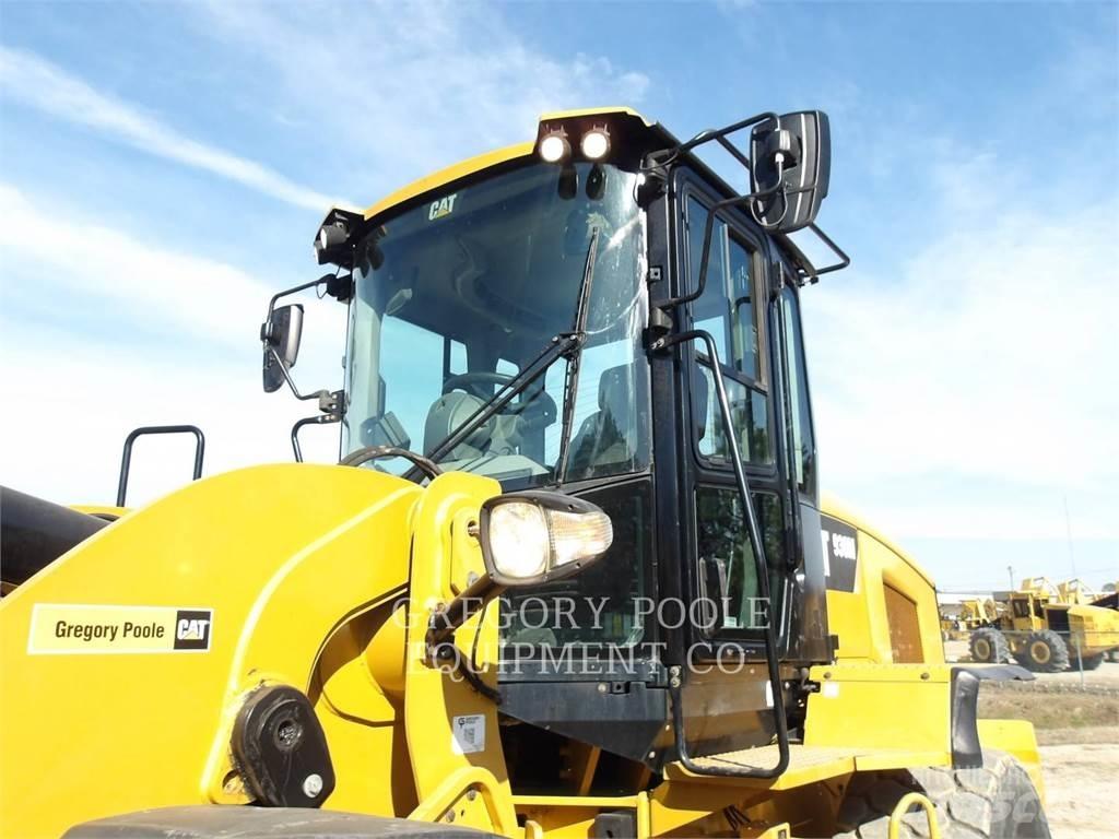 CAT 930M Pale gommate