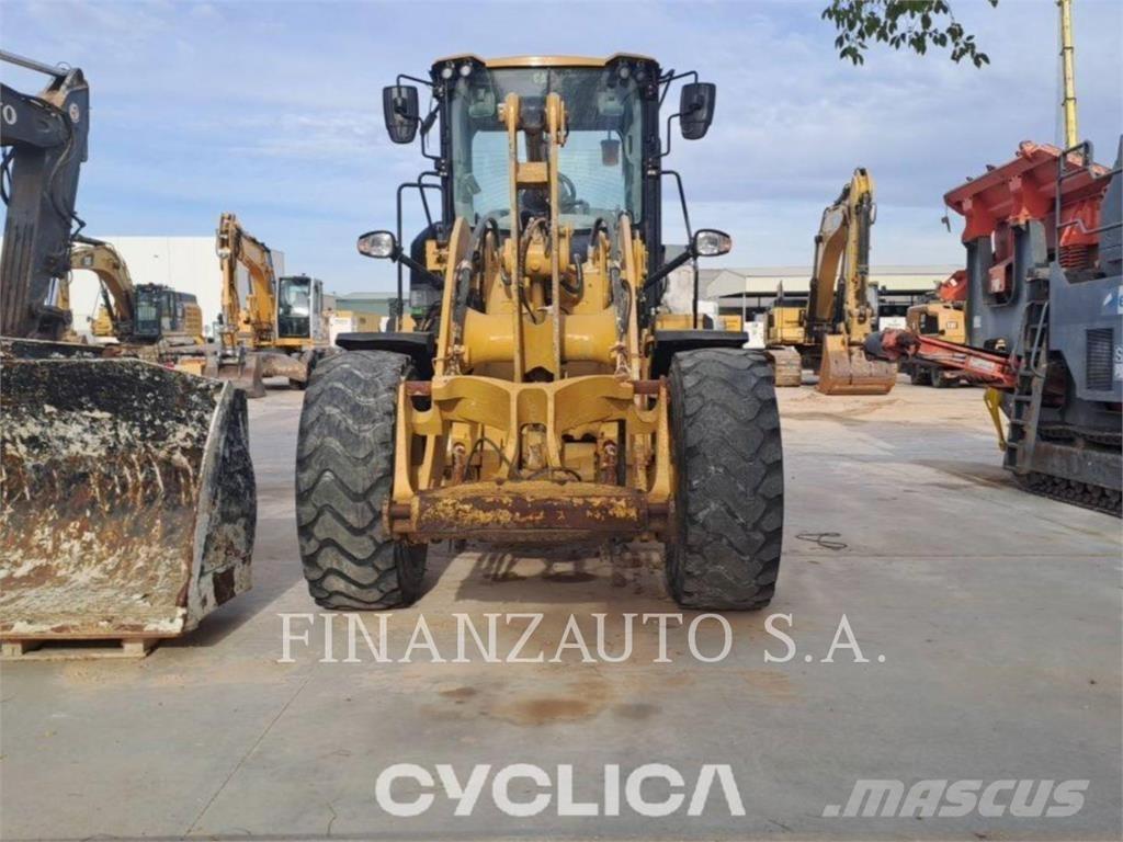 CAT 930M Pale gommate