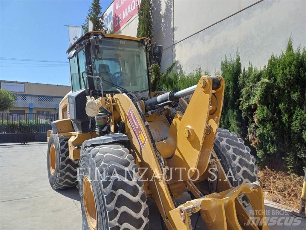 CAT 930M Pale gommate