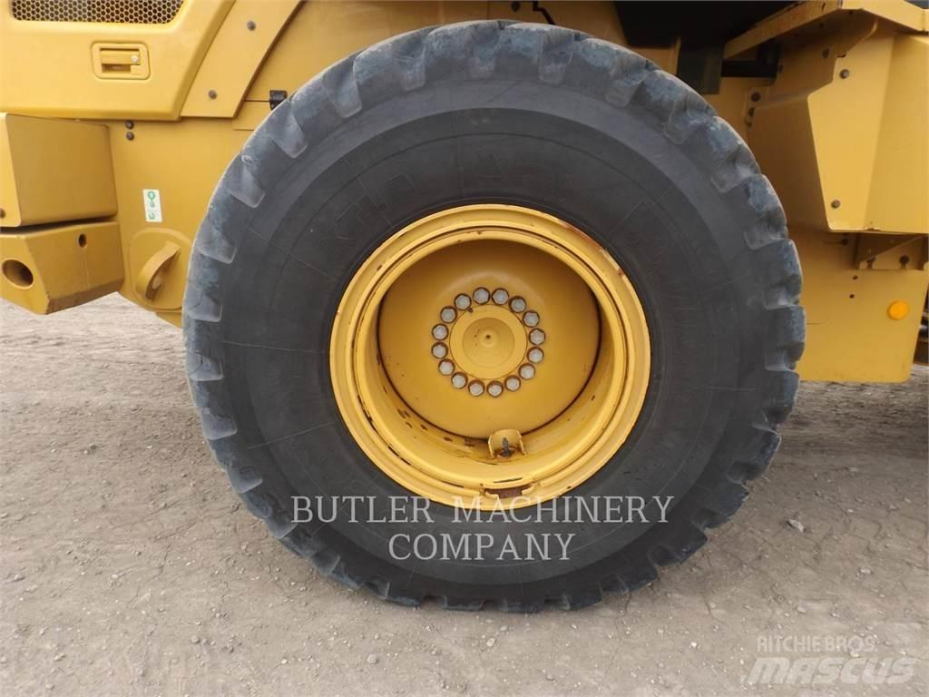 CAT 930M Pale gommate