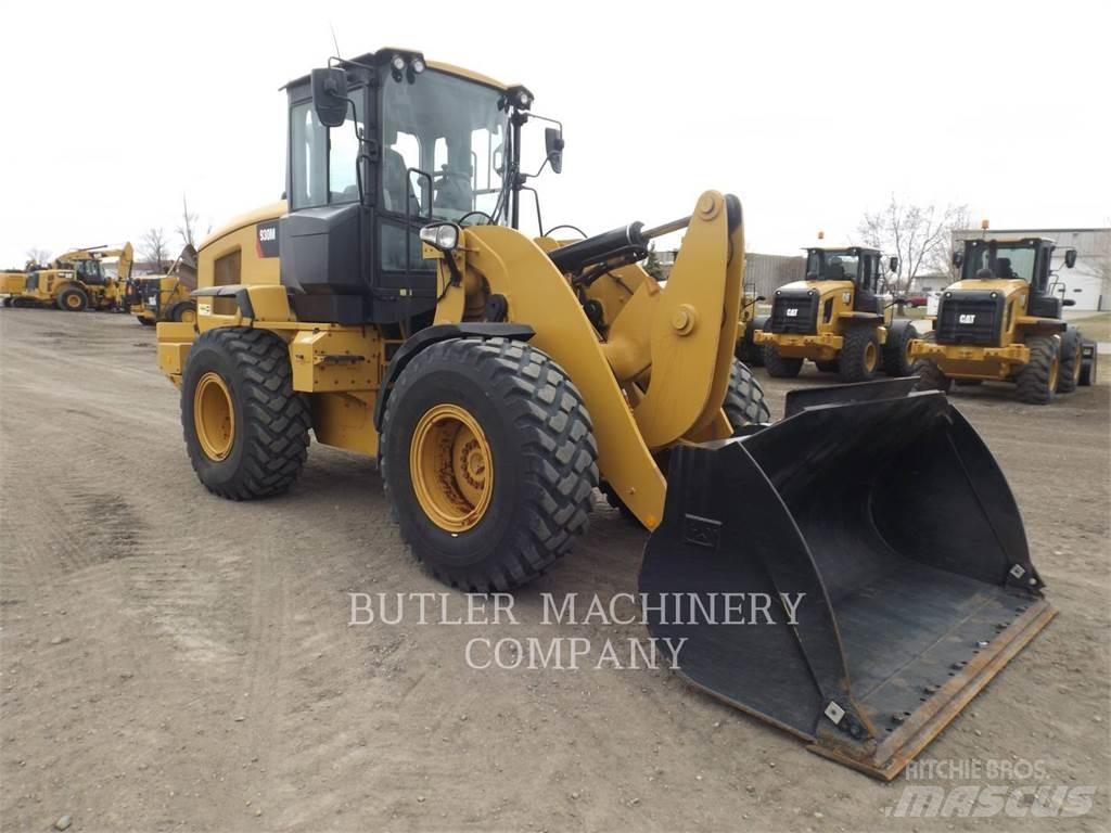 CAT 930M Pale gommate