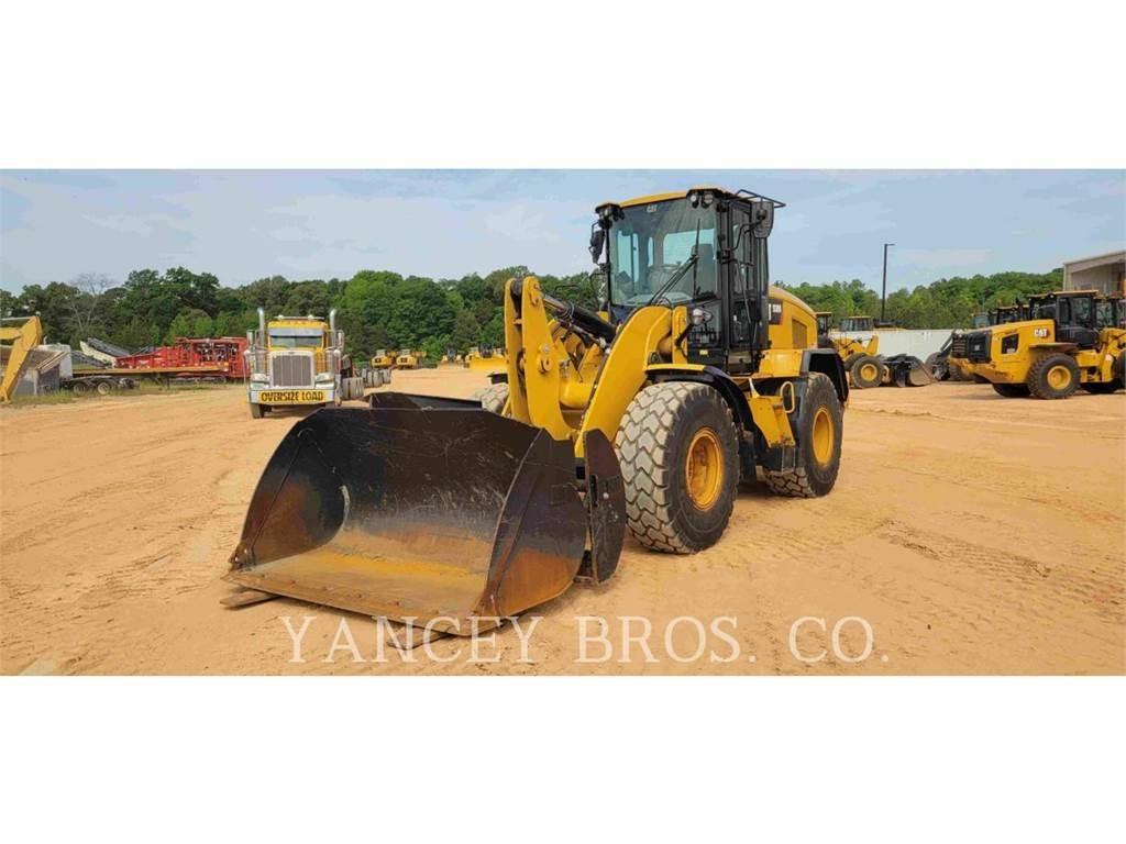 CAT 930M Pale gommate