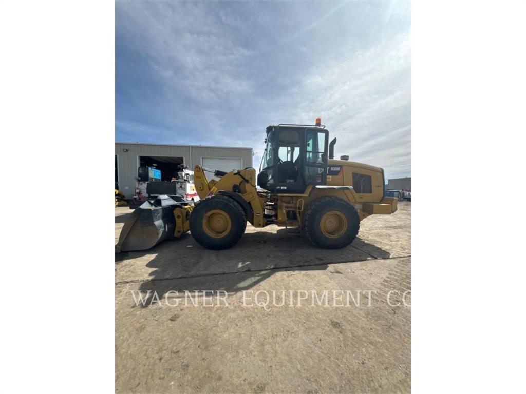 CAT 930M Pale gommate