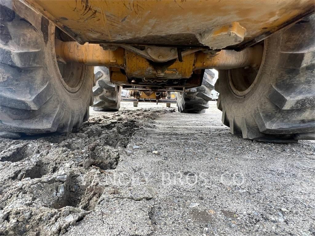 CAT 930M Pale gommate