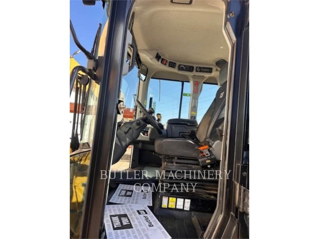 CAT 930M Pale gommate