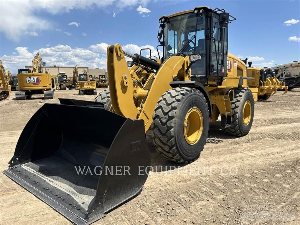 CAT 930M Pale gommate