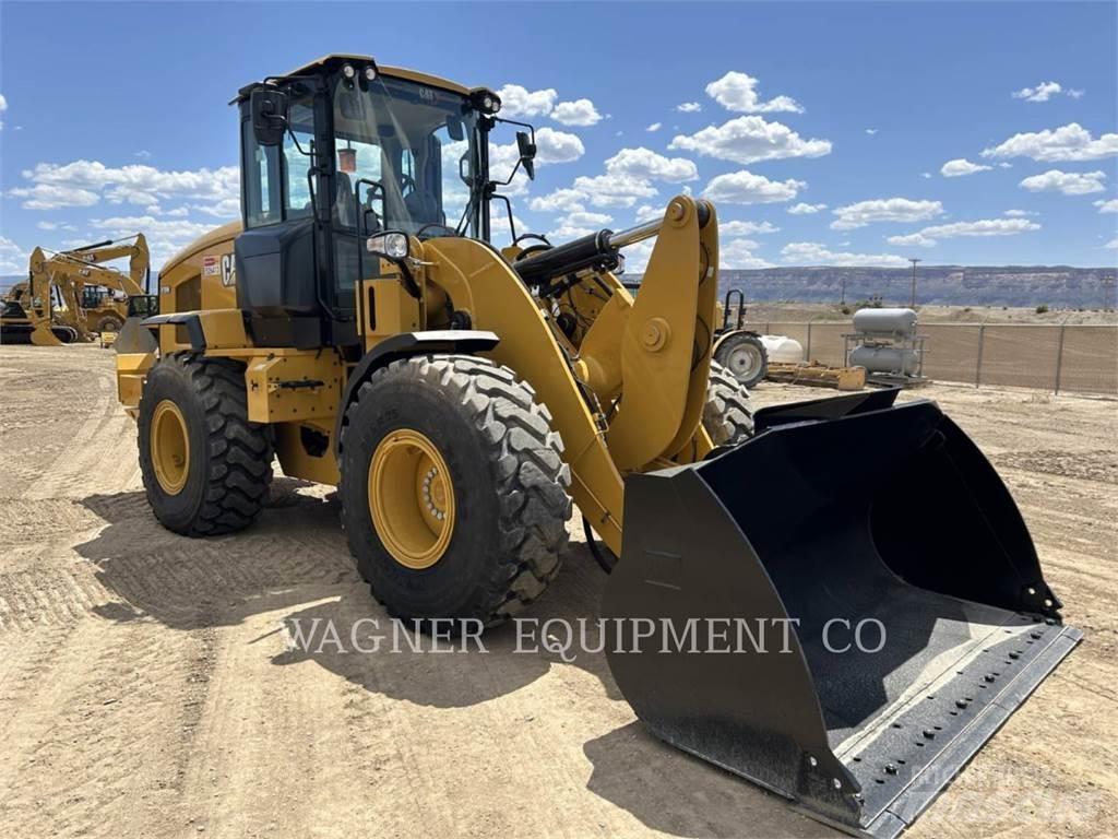 CAT 930M Pale gommate