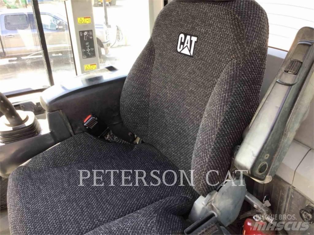 CAT 930M Pale gommate