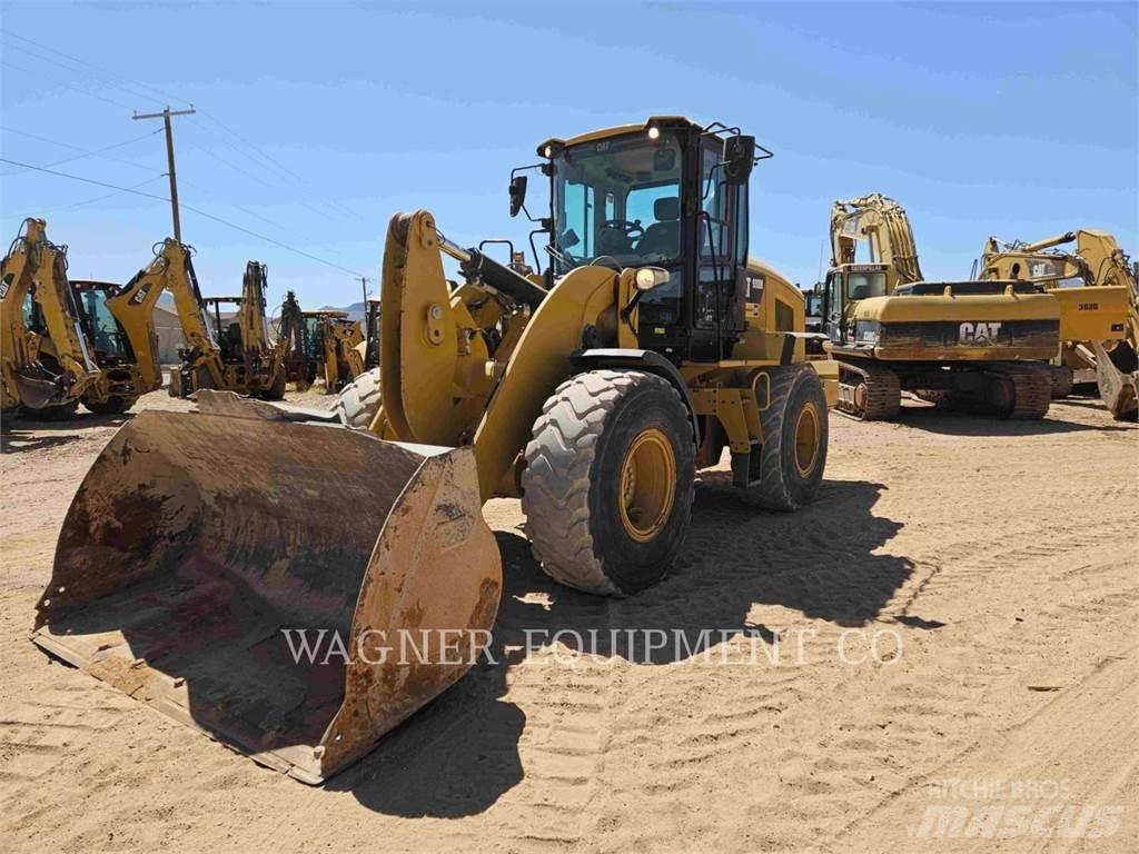 CAT 930M Pale gommate