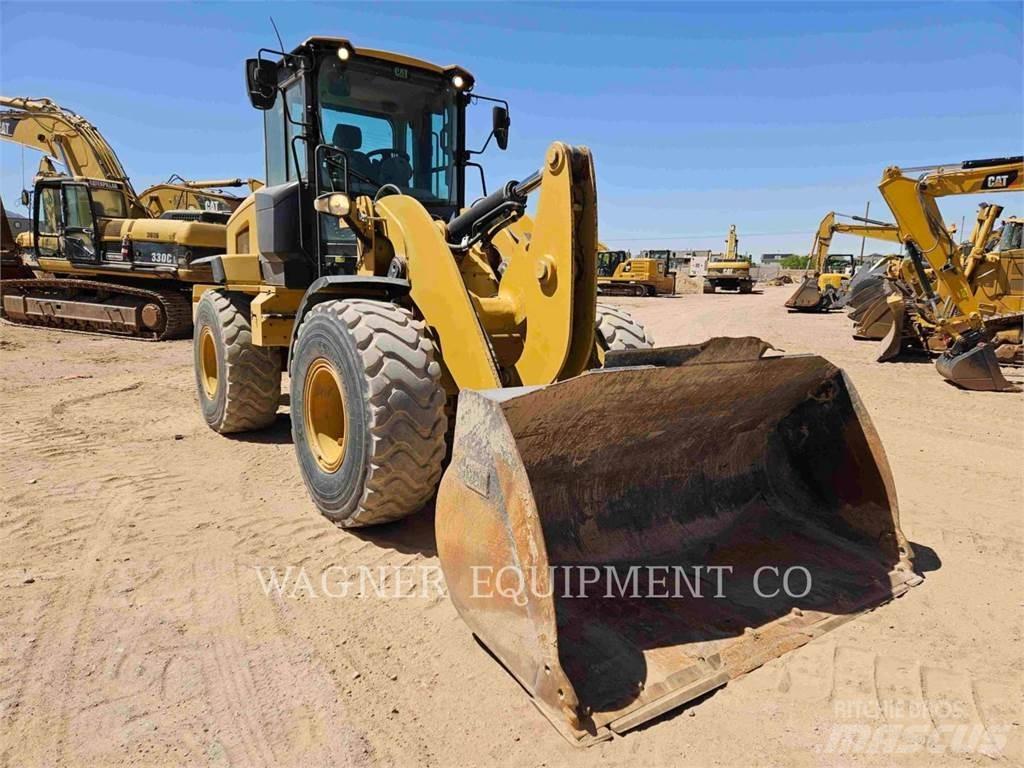 CAT 930M Pale gommate