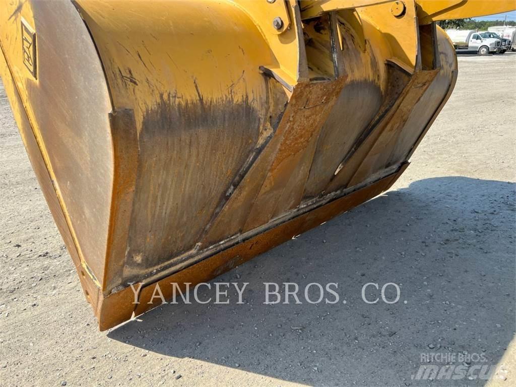CAT 930M Pale gommate