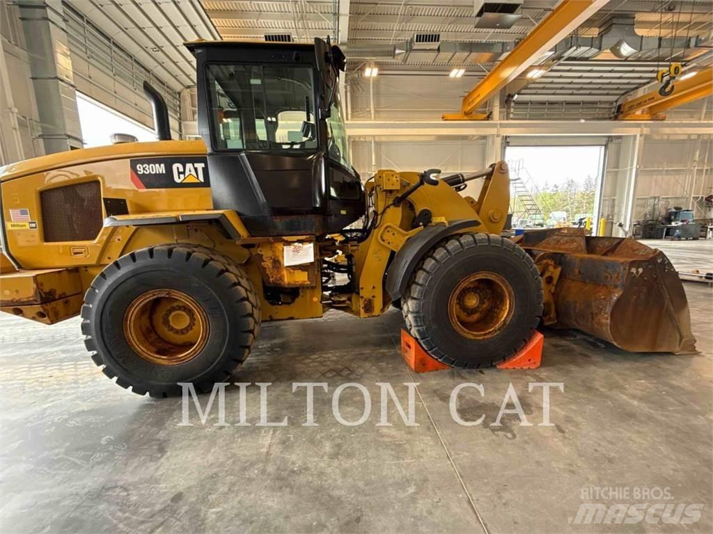 CAT 930M Pale gommate