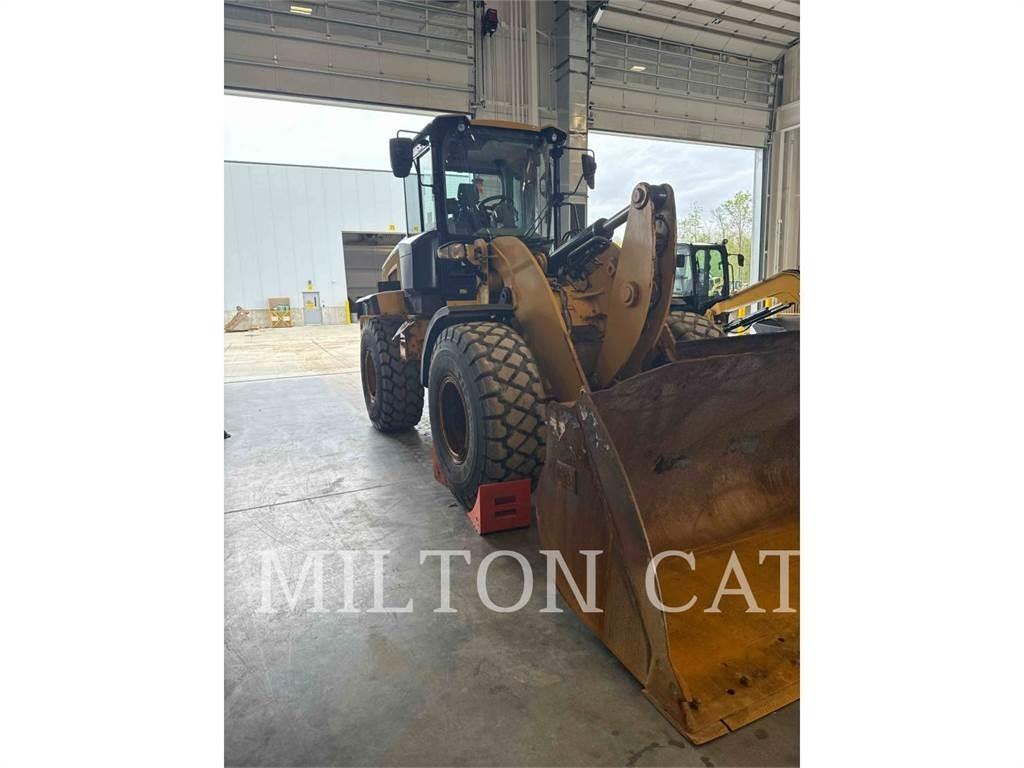 CAT 930M Pale gommate
