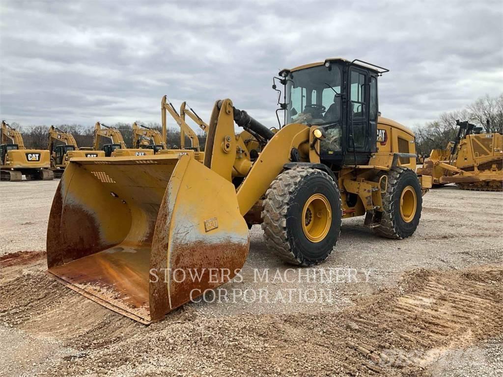 CAT 930M Pale gommate