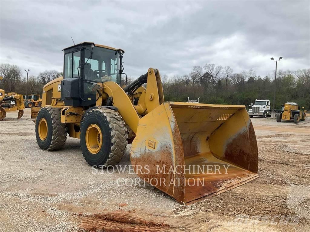 CAT 930M Pale gommate