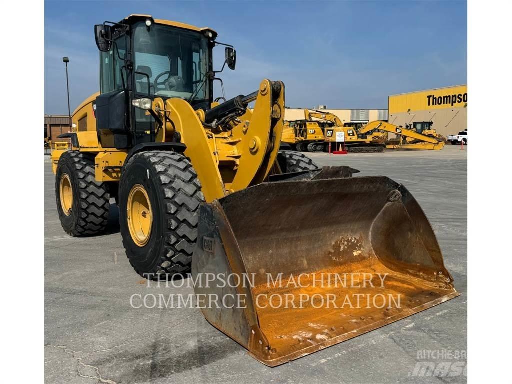 CAT 930M Pale gommate