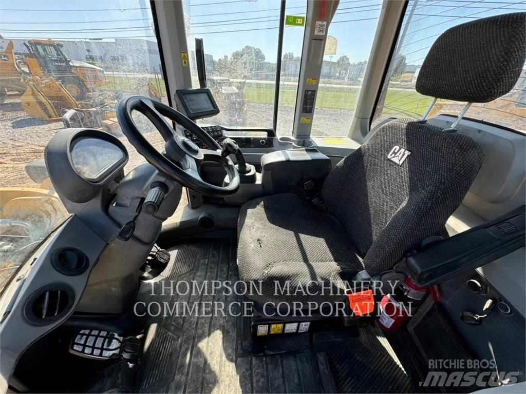 CAT 930M Pale gommate