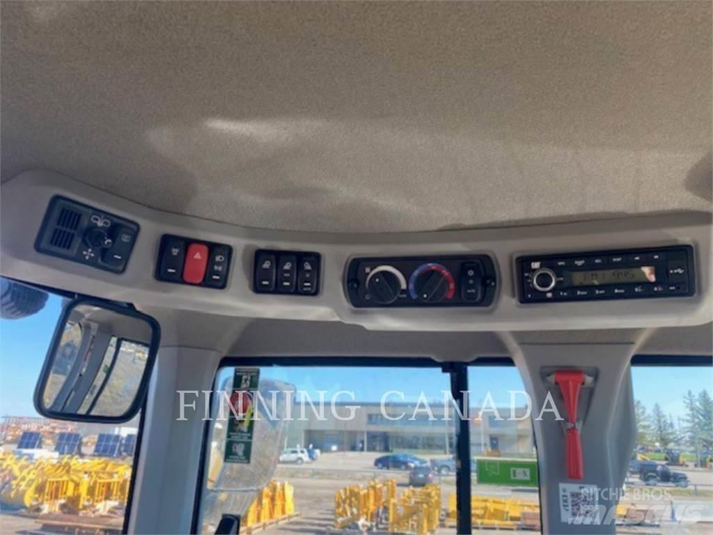 CAT 930M Pale gommate