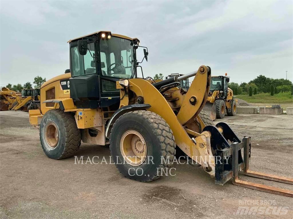 CAT 930M Pale gommate