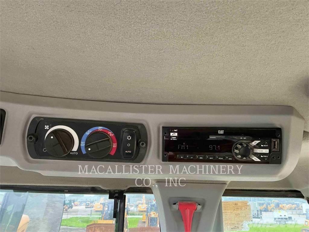 CAT 930M Pale gommate