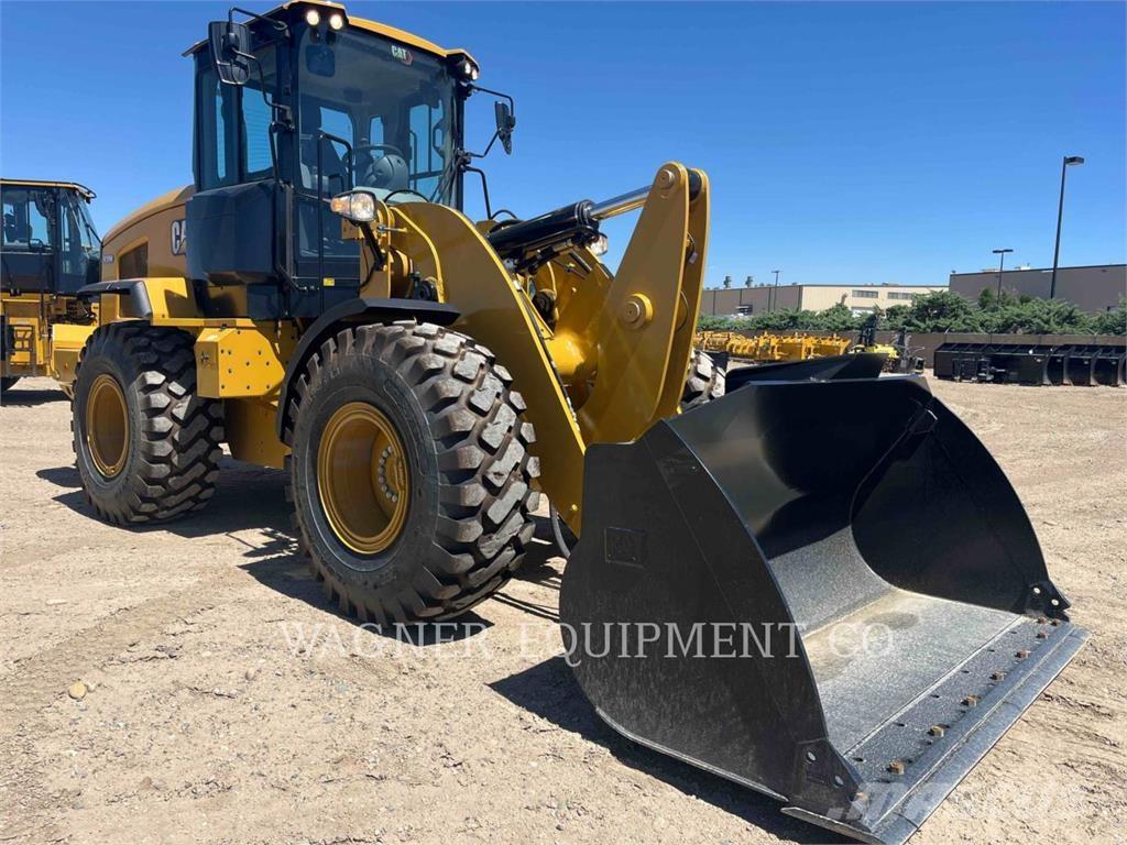 CAT 930M Pale gommate