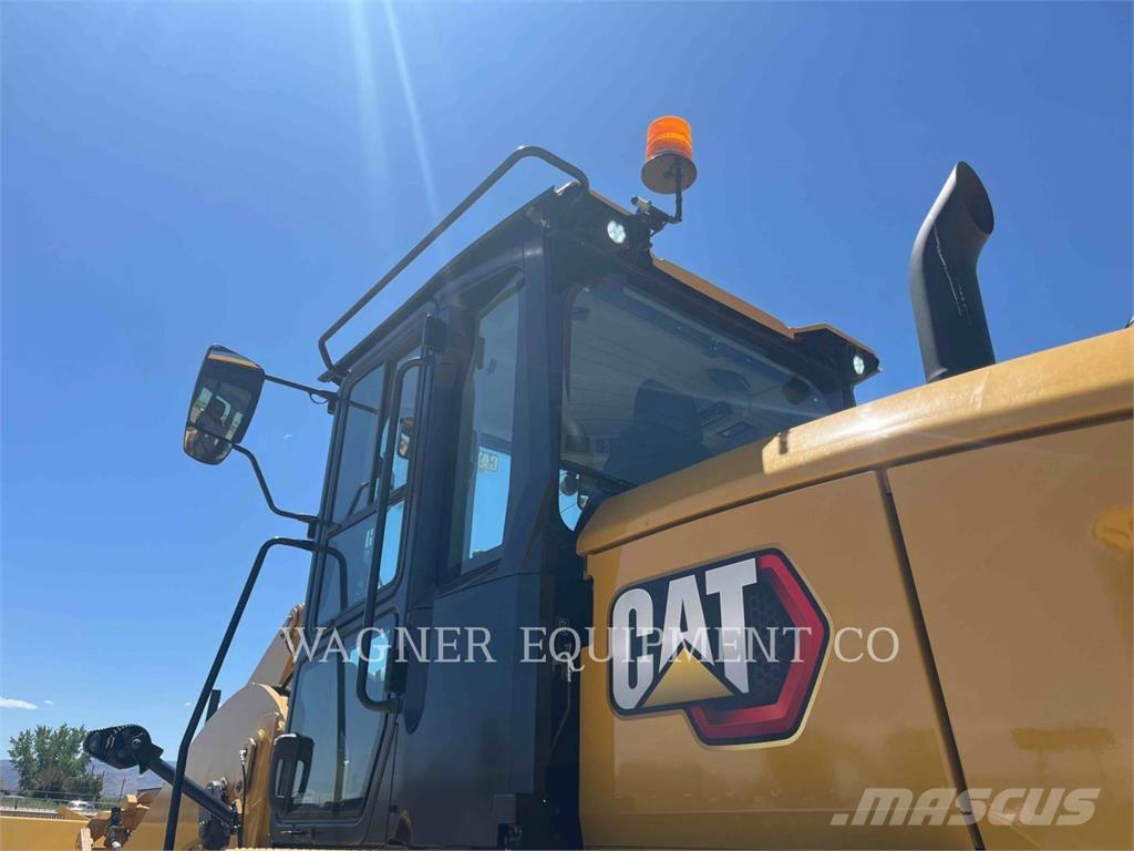 CAT 930M Pale gommate