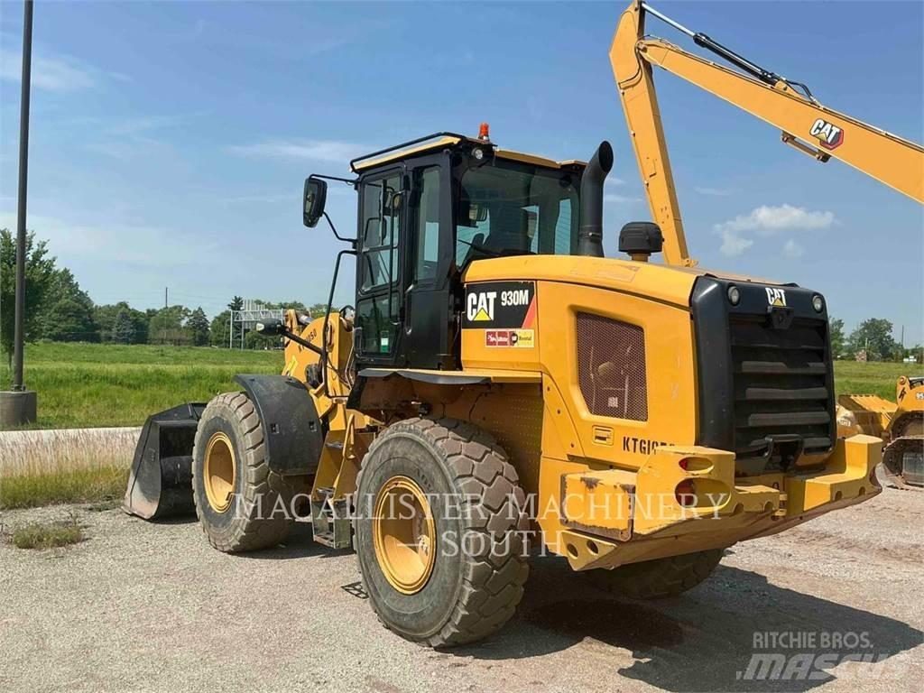 CAT 930M Pale gommate