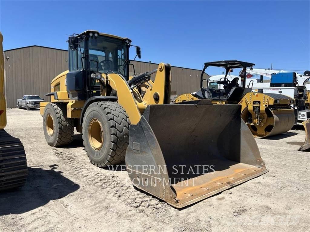 CAT 930M Pale gommate