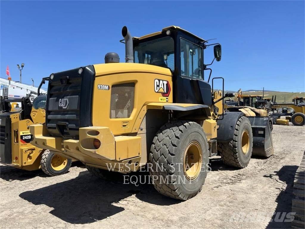 CAT 930M Pale gommate