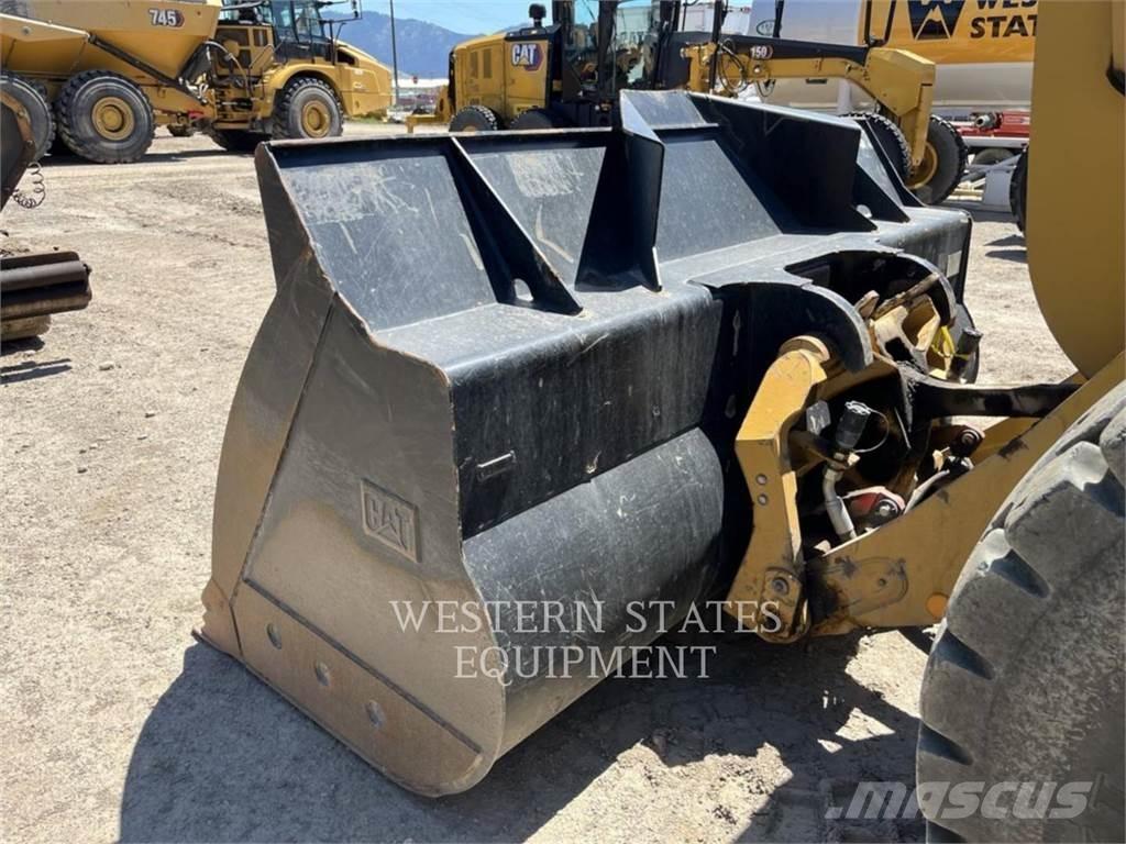 CAT 930M Pale gommate