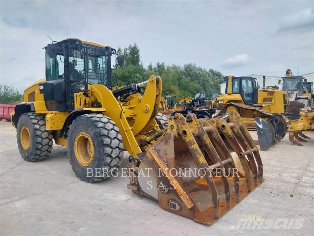 CAT 930M Pale gommate