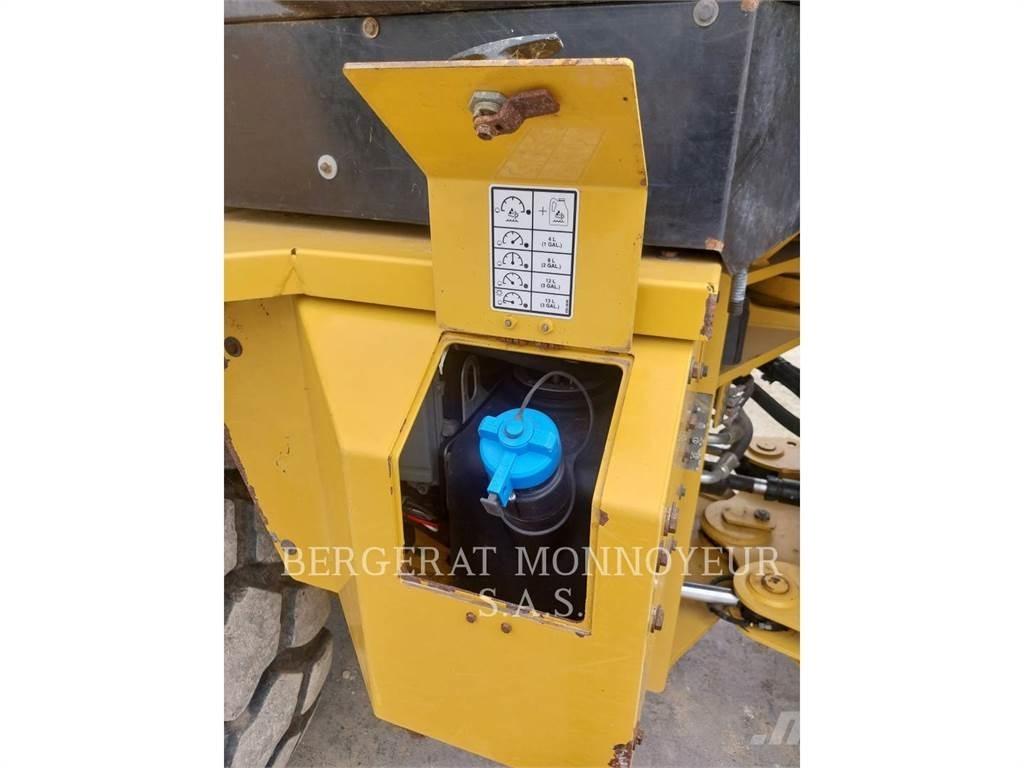 CAT 930M Pale gommate