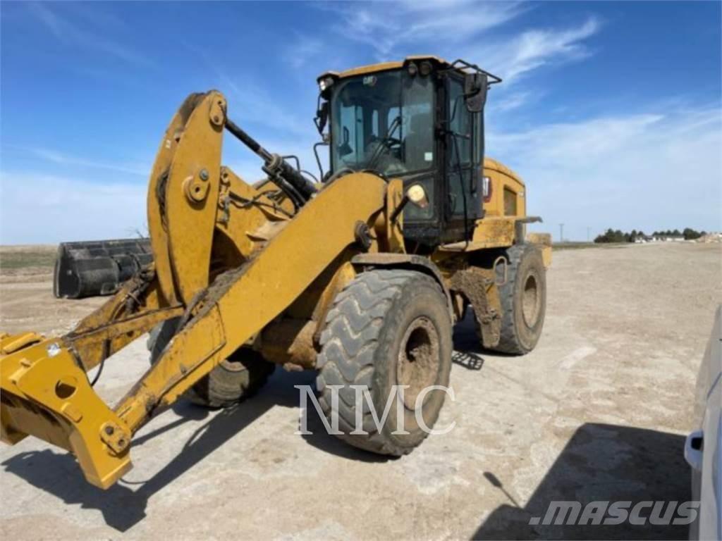 CAT 930M Pale gommate