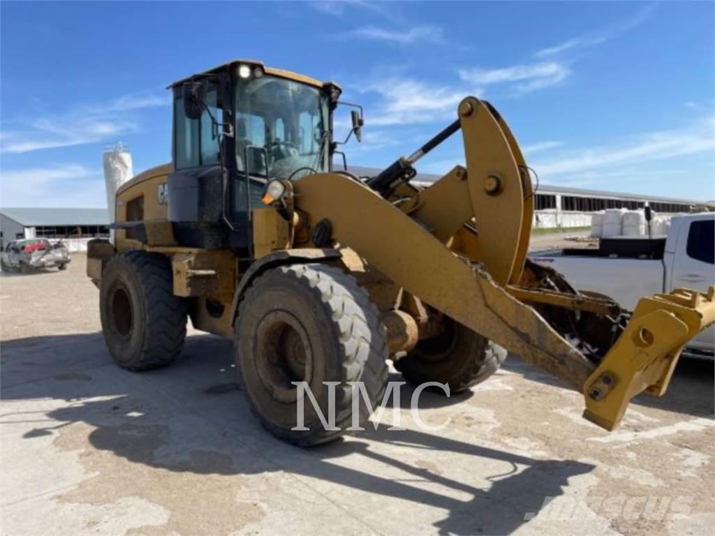 CAT 930M Pale gommate