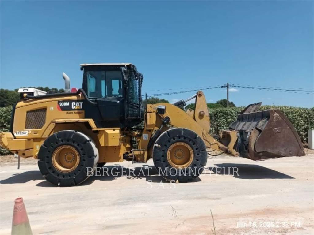 CAT 930M Pale gommate