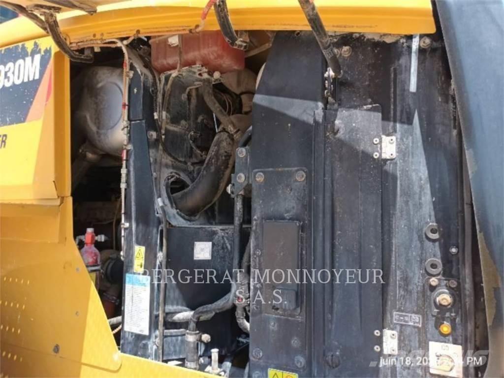 CAT 930M Pale gommate