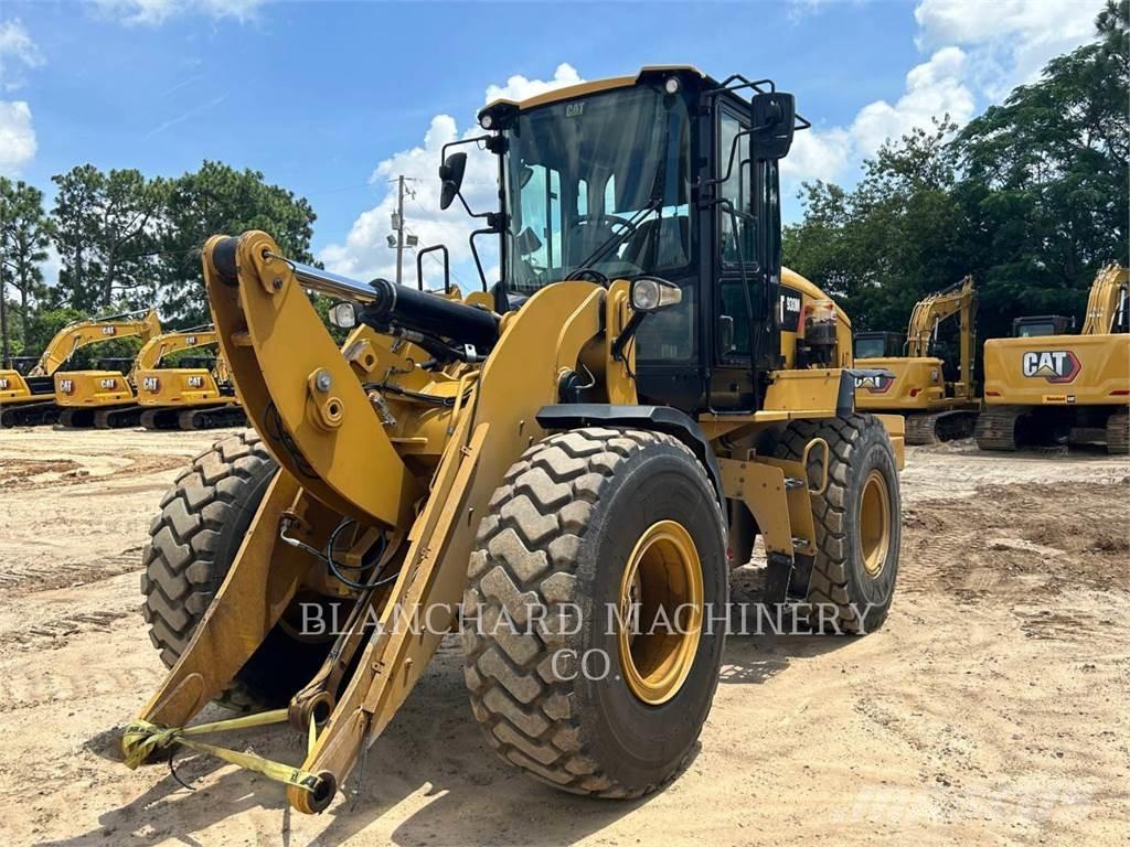 CAT 930M Pale gommate