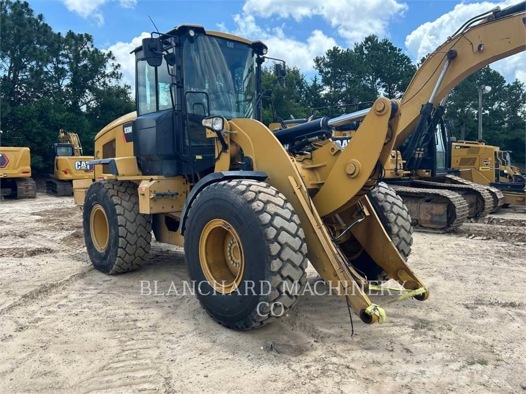 CAT 930M Pale gommate