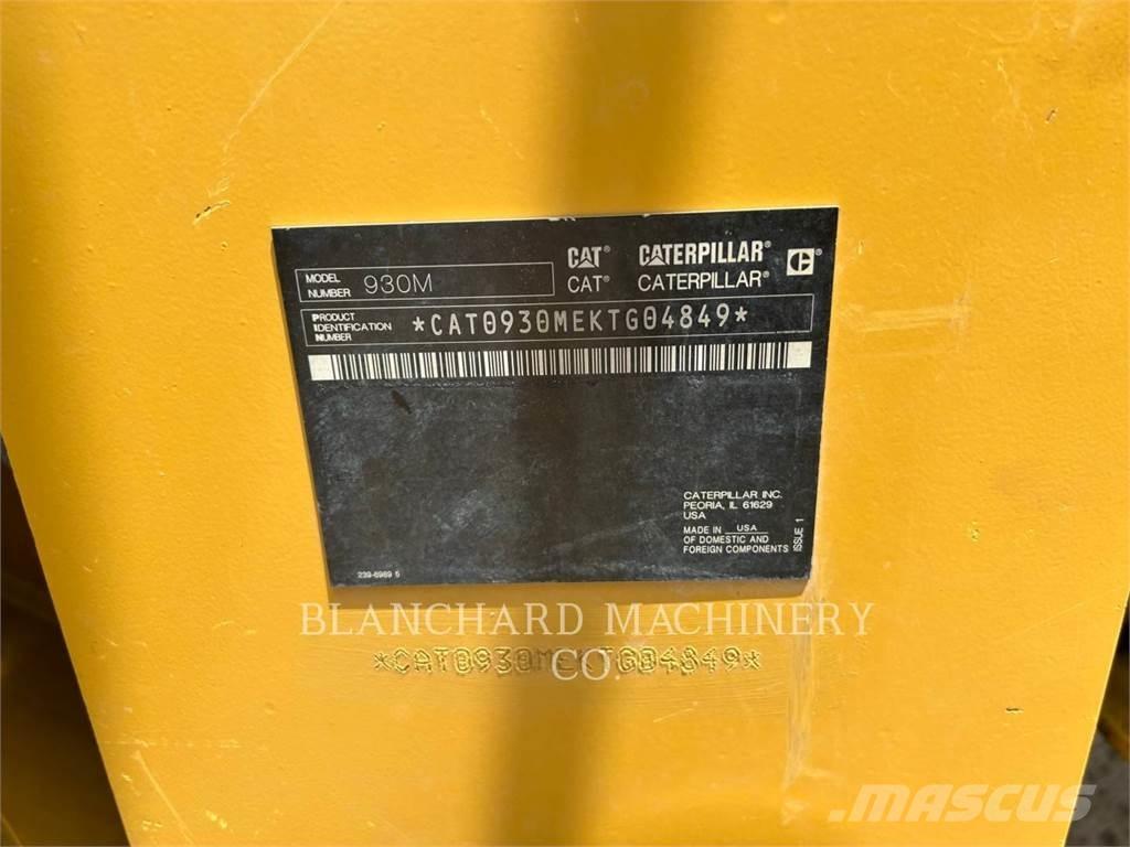 CAT 930M Pale gommate