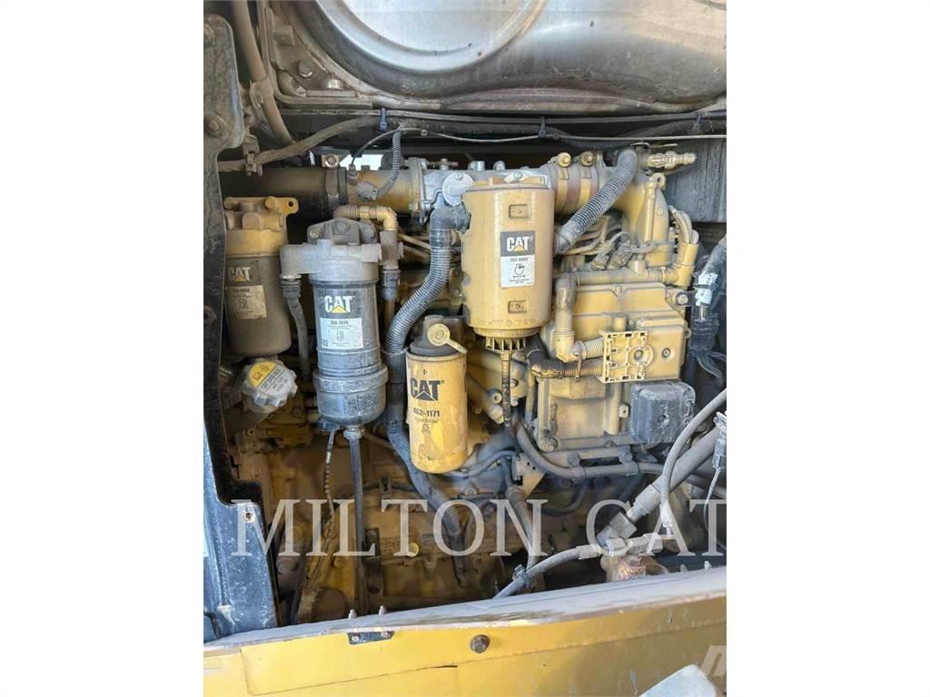 CAT 930M Pale gommate