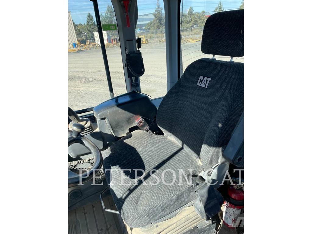 CAT 930M Pale gommate