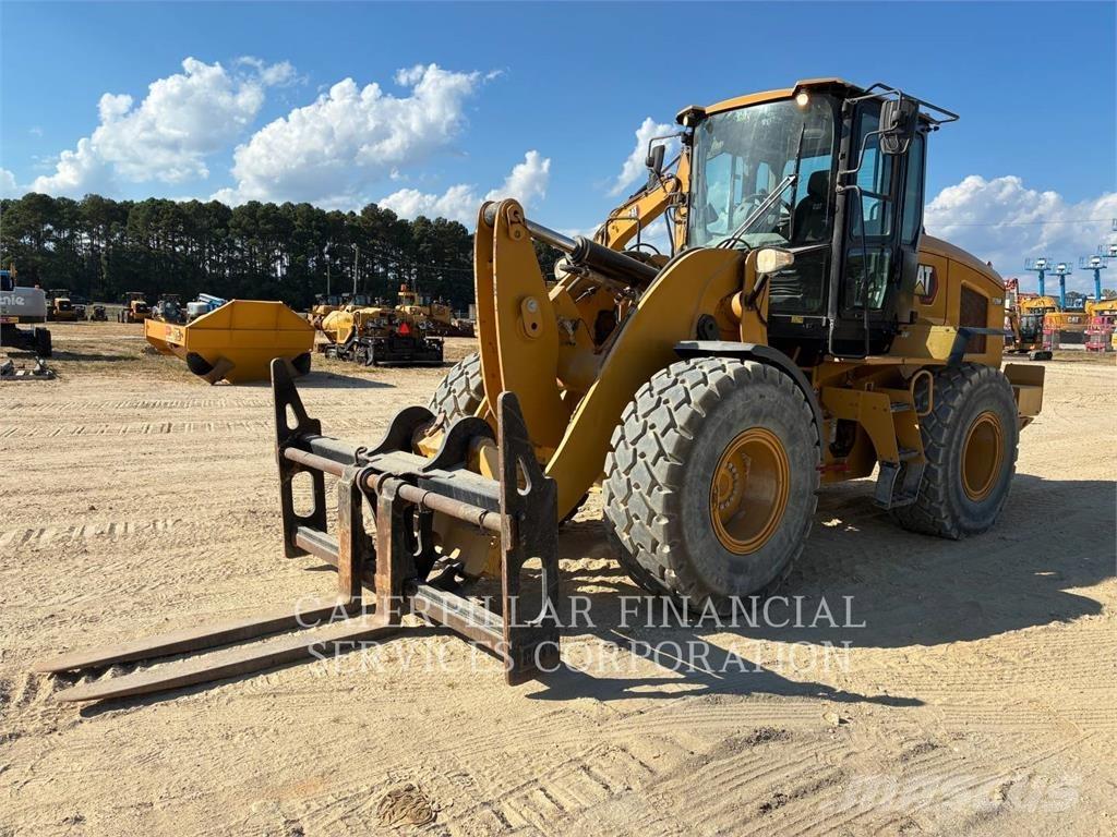 CAT 930M Pale gommate