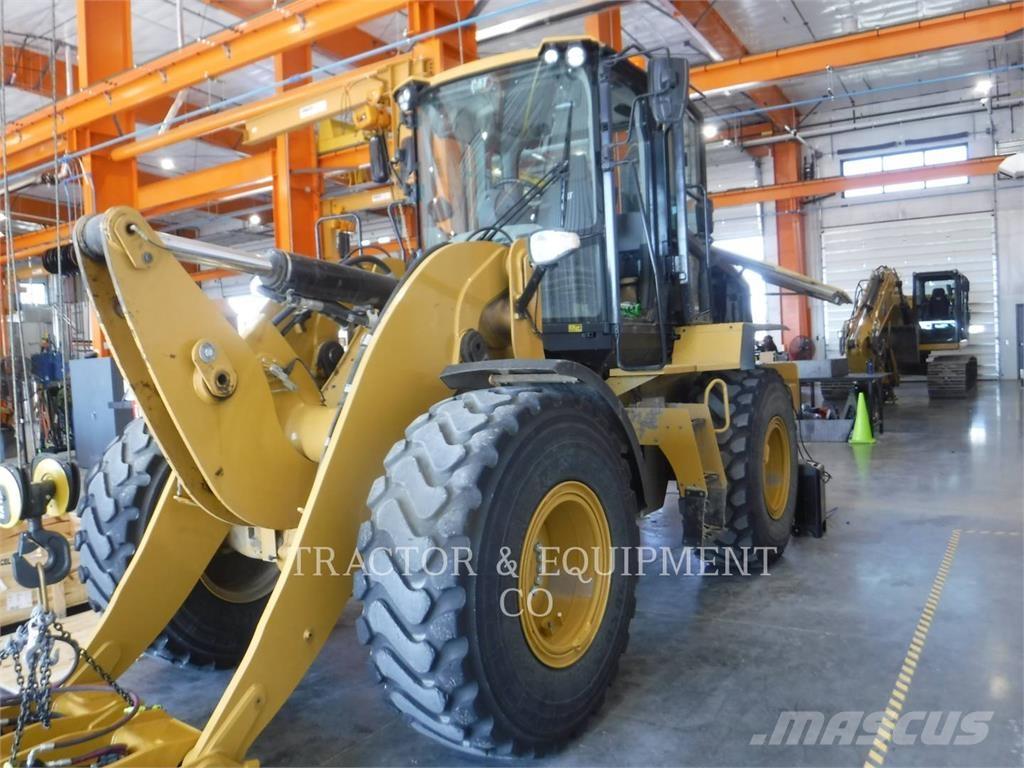 CAT 930M Pale gommate