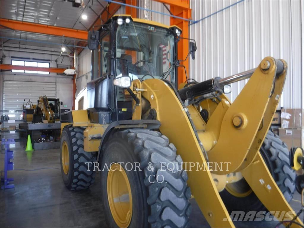 CAT 930M Pale gommate