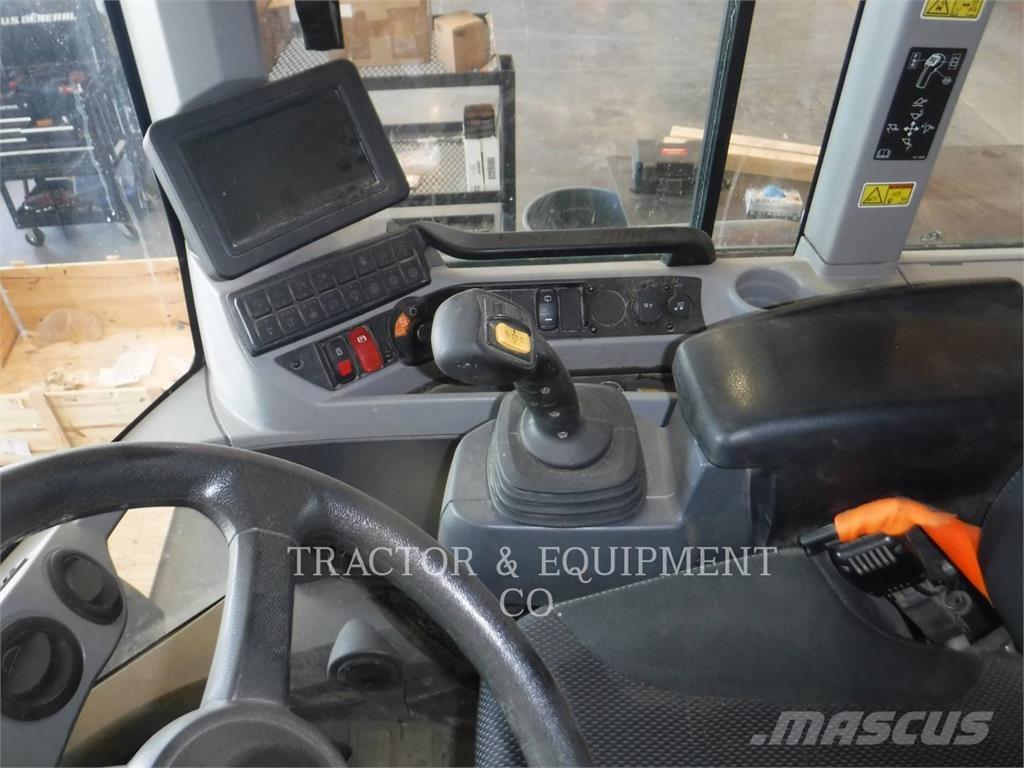 CAT 930M Pale gommate