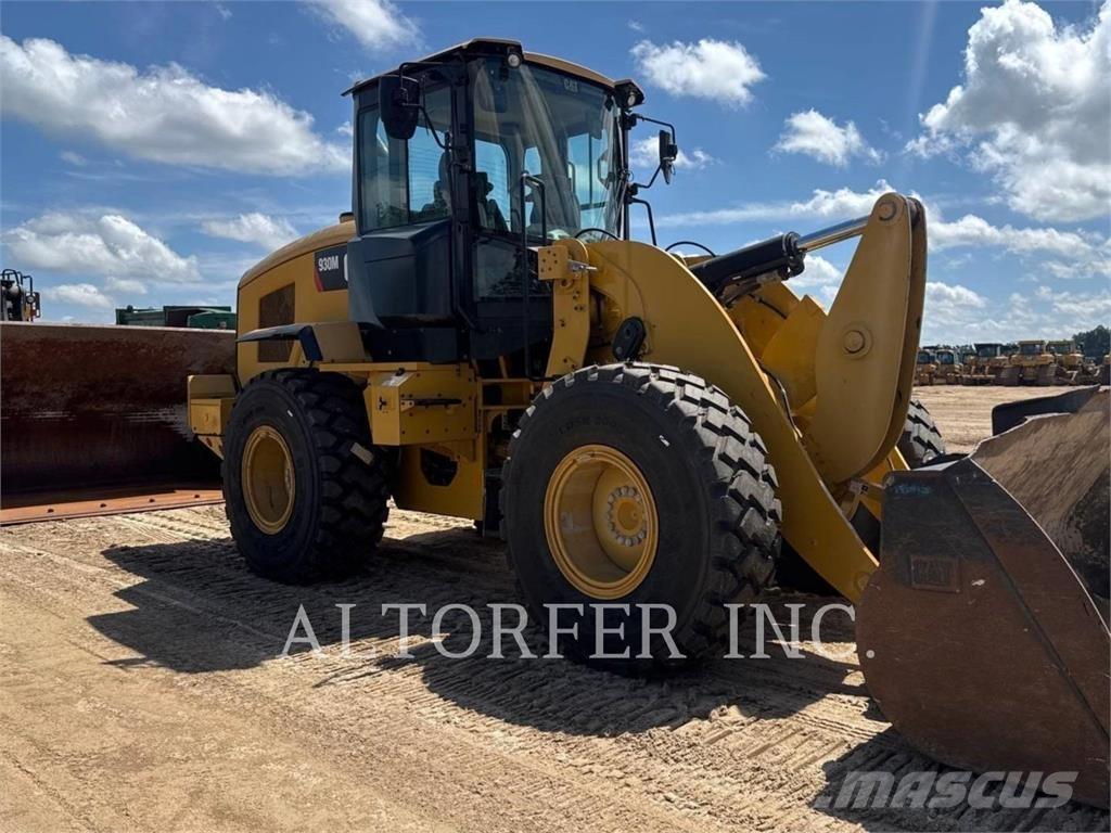 CAT 930M Pale gommate