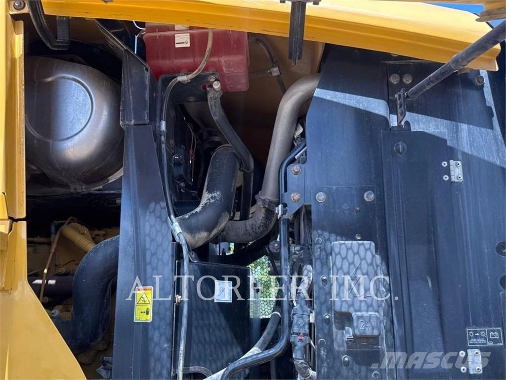 CAT 930M Pale gommate