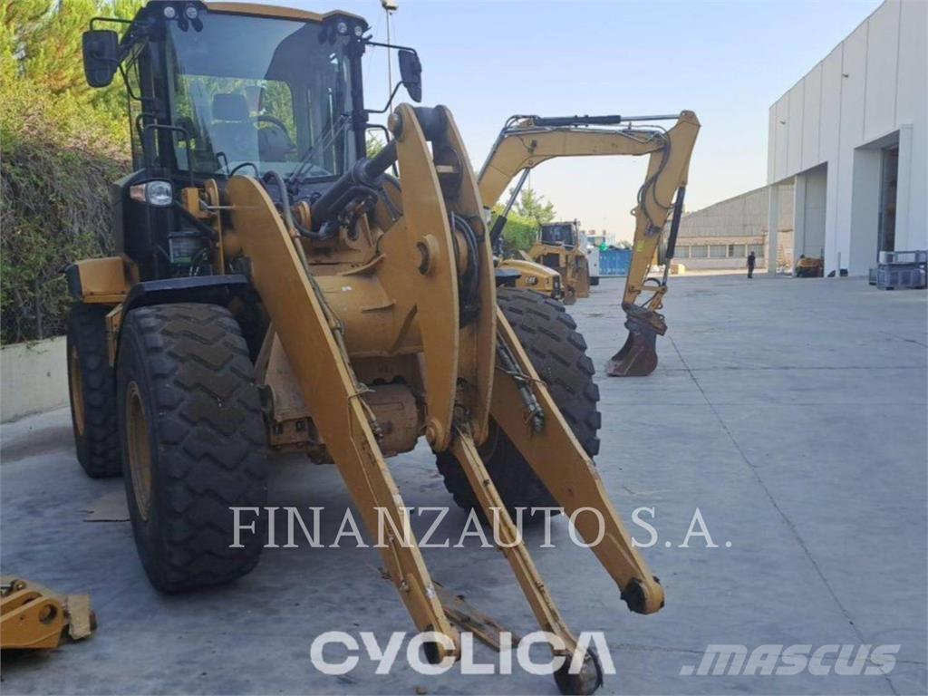 CAT 930M Pale gommate