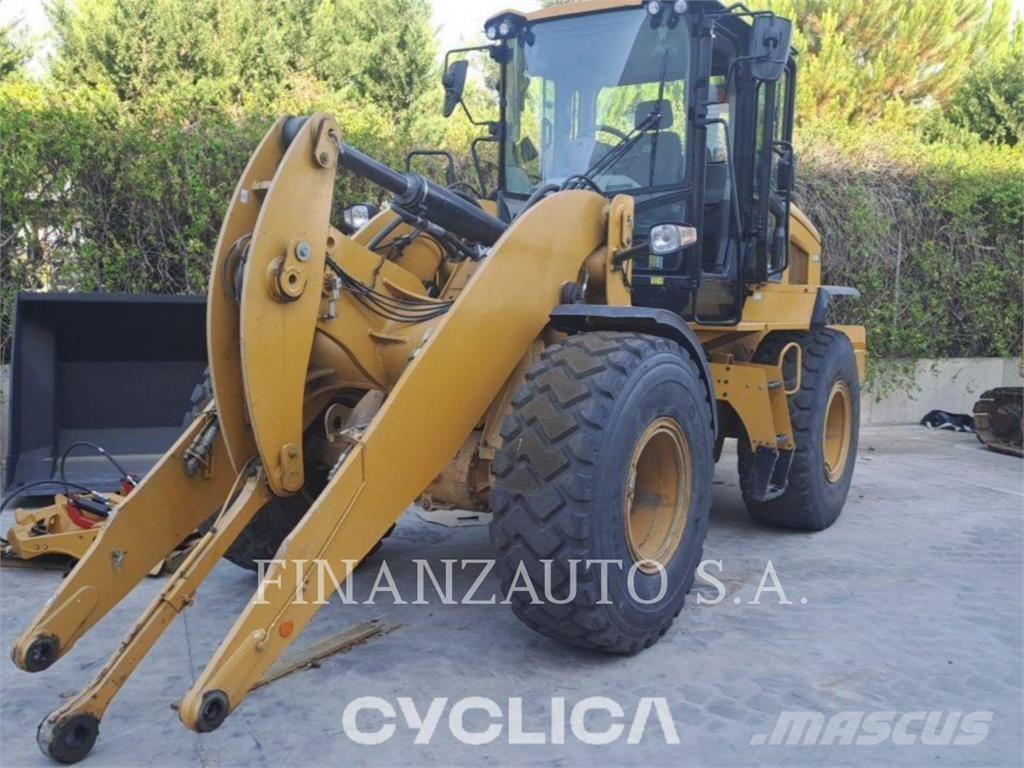 CAT 930M Pale gommate